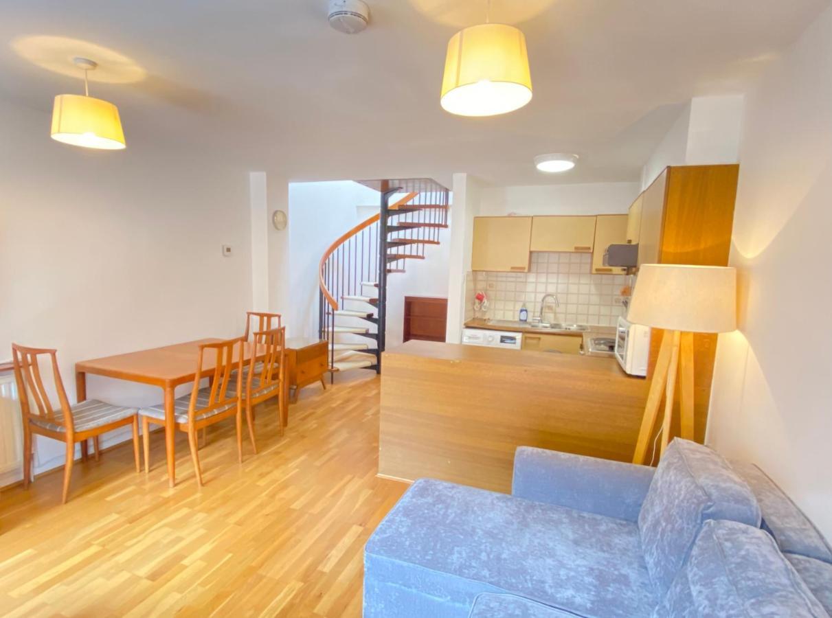Cosy Duplex In Apartment London